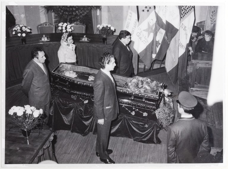 Gattatico-Reggio Emilia, 27-30 marzo 1970, Funerali di Alcide Cervi, camera ardente di Alcide nella Sala del Tricolore di Reggio Emilia, picchetto d'onore